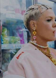 「粉红佳人」最近比较流行社牛 MV