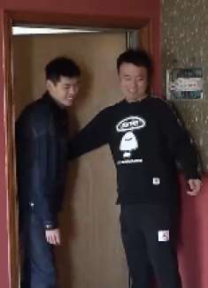 东北小伙当自己朋友面埋汰女朋友，还说要给她闺蜜买化妆品套盒！