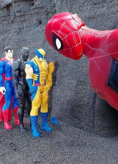 黑漆漆的山洞里，冲出一个蜘蛛侠，一个脑袋比人还高！