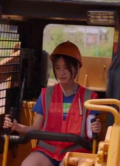 2022韩国犯罪片《坐推土机的少女》父亲被害，花臂少女铲平财阀家