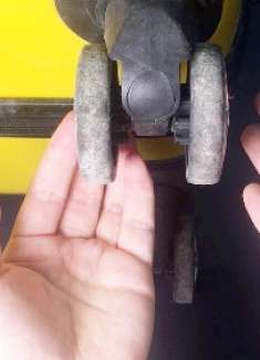 行李箱的轮子缠进头发这样清理，只要3分钟，清完跟新的一样灵活