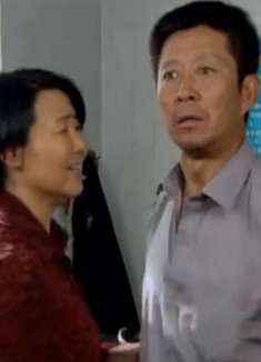 夫妻买票回家，结果被恶意刁难，亮出身份后对方傻眼了