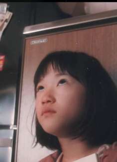 妈妈陪男友出去约会，把关在阳台上的女儿忘记了，结果女儿冻死了