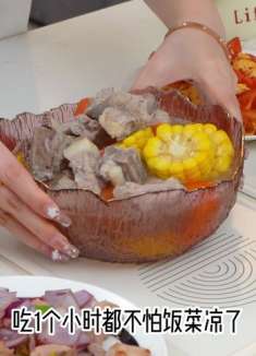 天冷了 有了这个 暖菜板既可以 热菜 热牛奶 又可以 解冻 食物