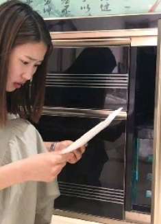 男子总穿着皮鞋睡觉,老婆无意打开衣柜,才知老公生病多年