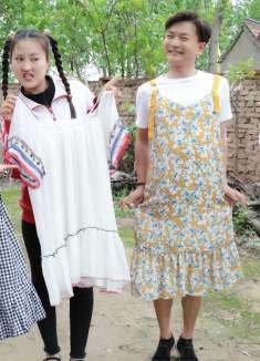 短剧：冬冬偷穿妈妈的花裙子，每个男孩心里都有一个小公主！