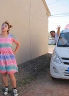 姑娘驾校学车，教练问她晚上出去开什么灯，姑娘的回答真逗