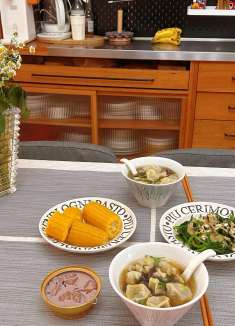 又是一个忙碌的早晨，四口人分三拨吃早饭，广式云吞现包现吃