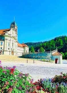 瑞士恩西德尔恩，修道院与山谷间的宁静之美