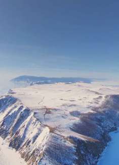 梦幻雪景航拍：贝加尔湖的冰雪奇景