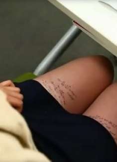 女学渣考试作弊，将答案抄在裙下的大腿上，可监考老师让她崩溃