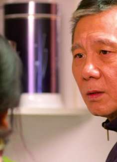 小儿子一家独吞了父亲的拆迁款后，居然连肉都不给他吃