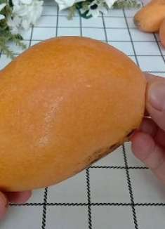 剥芒果别再用老一套了,学会这个新方法,剥皮不流汁不脏手,真棒