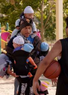 千万不要和抱着孩子的父亲打架！