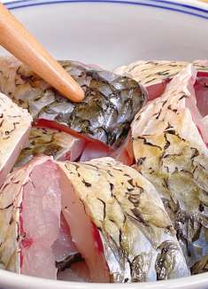 天冷要多吃鱼，教你懒人做法，用料简单味道足，上桌就是大硬菜