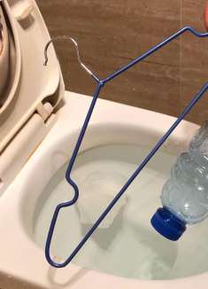 马桶堵住，别掏钱叫人来通了，1个塑料瓶加衣架，通马桶超简单