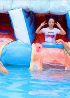 短剧：水上乐园1：小楠和欢欢来水上乐园玩，结果两人却不会游泳