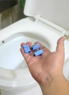 卫生间放个燕尾夹，用途太聪明了，解决不少烦恼事，家家用得到