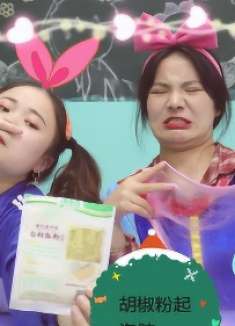 短剧：白雪和大橙子抢起泡胶，结果被大橙子整蛊，太惨了，无硼砂