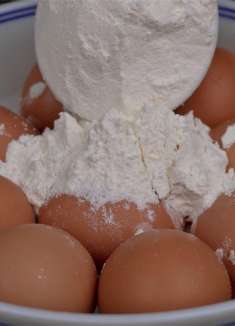 把面粉倒进鸡蛋里，真是厉害了，很多人都不知道，看完长知识了