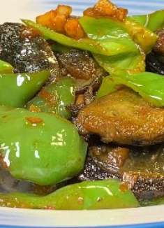 青椒炒皮蛋这样做，开胃又下饭，每次都要多吃三碗米饭