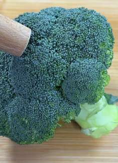 天冷要多吃西兰花，教你一个不炒不凉拌的营养做法，饭店都吃不到