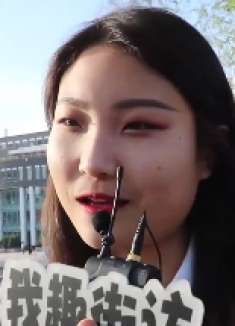 美女为什么接吻时候总喜欢接吻？街头采访美女，妹子回答太敢说了