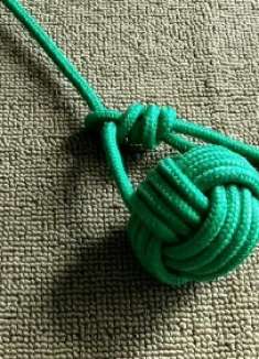 撇缆头结，紧急情况下用此结从船上向岸边抛投绳索，达到停泊目的