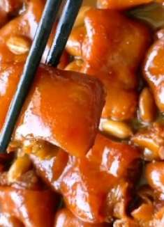 家常美食花生焖猪蹄的做法，软烂脱骨，胶原蛋白丰富，老婆吃美了