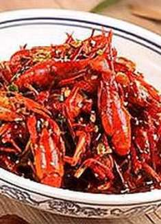 炒小龙虾先放虾还是先放料，小龙虾和什么一起炒好？