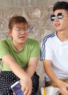 丈夫出差跟妻子视频忘挂断，丈夫看了一夜后，次日回家离婚