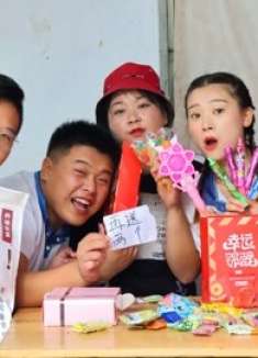 小燕子给小伙伴分盲盒,刘星竟然拆出“再送两个”,这是为什么呢