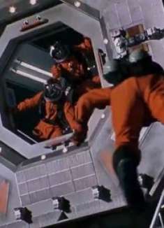 一座不可能越狱的监狱，建在距地球26000里的外太空，出门等于死