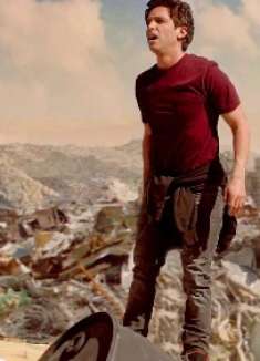 男子来到未来世界，发现地球变成垃圾场，全世界都说汉语