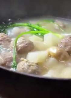 今日减脂菜单—牛肉丸萝卜菌菇汤，冬天不来碗萝卜汤嘛
