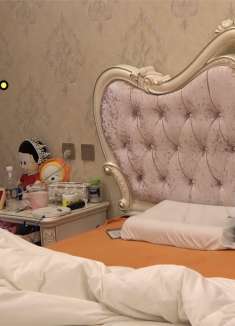 小伙在女朋友睡觉时拿音响放音效吓唬女朋友，还疯狂气她！出事了