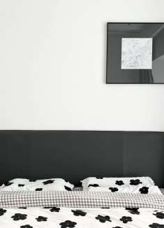 简单的白色乳胶漆床头背景墙，什么样的四件套都好搭