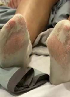 最抠门的女人，一双袜子能穿到透明，不知洗了多少次