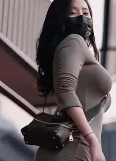 时尚街拍，美女身材怎么样，这样的女朋友你Hold得住吗？