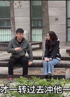 小伙街头跟两个陌生路人传话，说对面看上你了，两个人打起来了！