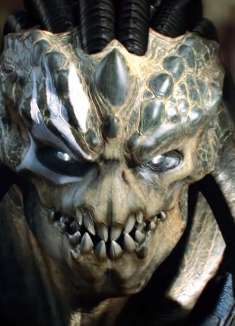 铁血战士探险未知星球，遭遇怪物超越异形女王，一场恶战不可避免