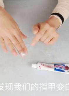 妹子买了牙膏不刷牙,把它涂在了指甲上妙招教学