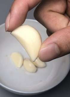 别吃大蒜了!拿来吃就可惜了,3个妙用,解决了不少家庭的困扰