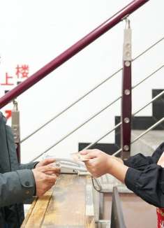 父亲找女儿借钱，得知爸爸买SUV后，表情亮了