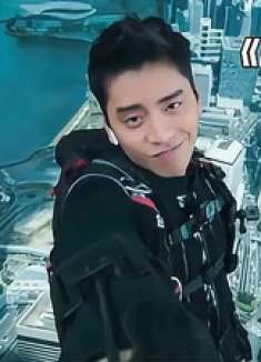 男人为了直播人气爬上万米高塔，不料竟发生了意外！