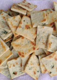 面粉这样做苏打饼干，葱香酥脆又解馋好吃，美味的年货小吃！