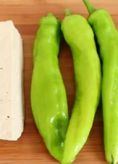 3根青椒，1块豆腐，不炒不炖，简单一做，滑嫩鲜香，吃着超解馋