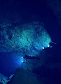 海底潜水旅行，传说中的深海怪兽巢穴？