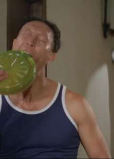 发钱寒：少林寺出来的就是牛，为了展示功力，壮汉张嘴就啃玻璃