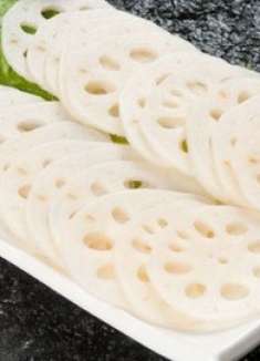 天气热了，莲藕切成片淋上秘制料汁，清脆爽口，下酒又下饭